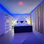 Modern Neuburg U - - 2 Zimmer, Komfort, Zentrum, Wi-fi, Smart Tv, Stellplatz, Kueche *